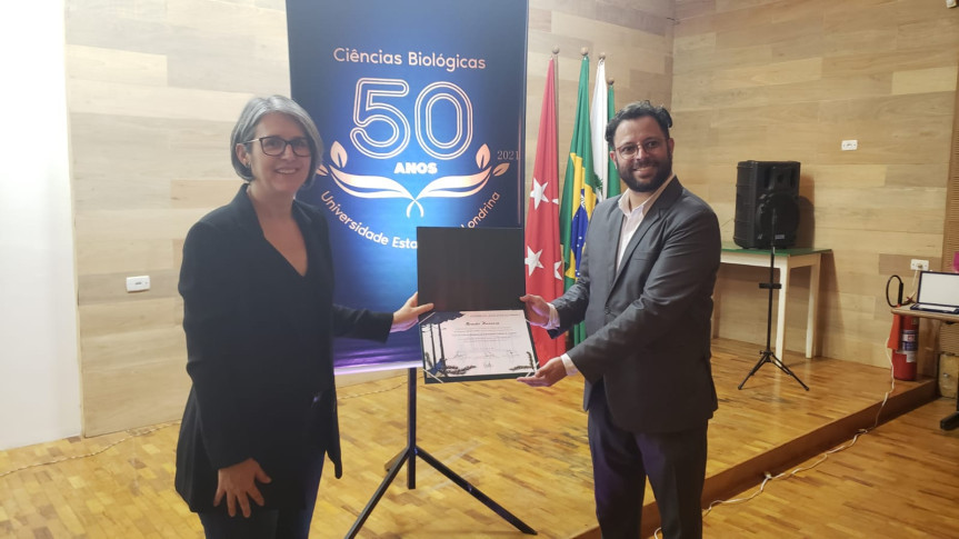 A reitora Marta Fávaro e professor Welinton José da Silva com diploma de Menção Honrosa da Assembleia Legislativa.