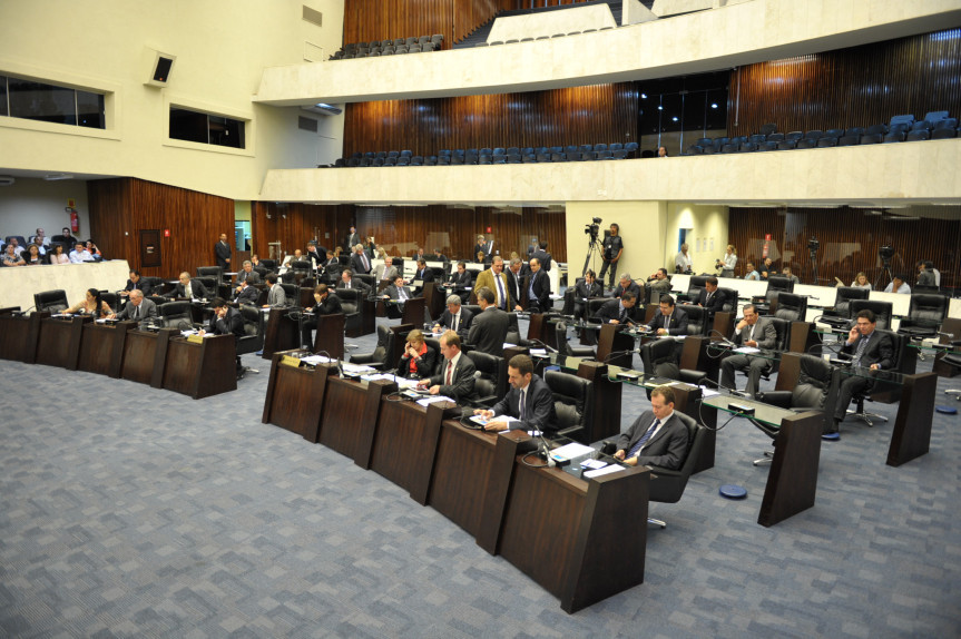 Parlamentares reunidos na sessão plenária desta terça (26)