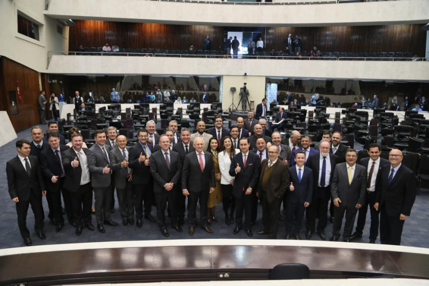 Deputados participam da assinatura do termo de cooperação de uso de sistema que dará mais agilidade e transparência nas ações do Legislativo paranaense