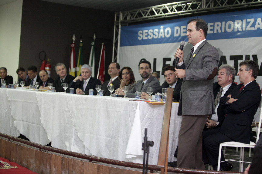 Ex-deputado Joel Coimbra fala em nome dos homenageados.