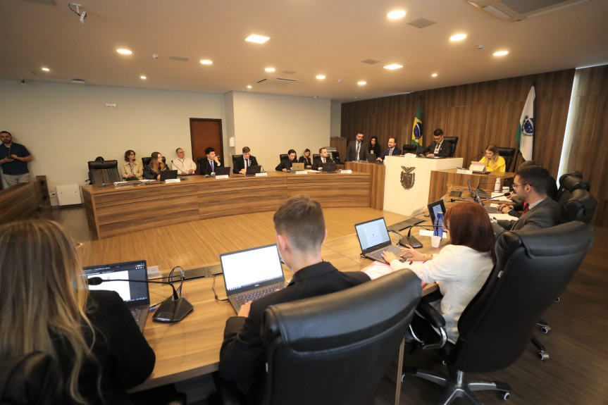 Nesta segunda-feira (24), os parlamentares universitários deram sequência à votação das proposições na Comissão de Constituição e Justiça (CCJ).