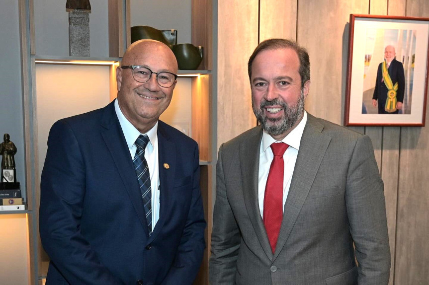 O deputado Luiz Claudio Romanelli (PSD) ao lado do ministro de Minas e Energia, Alexandre Silveira.