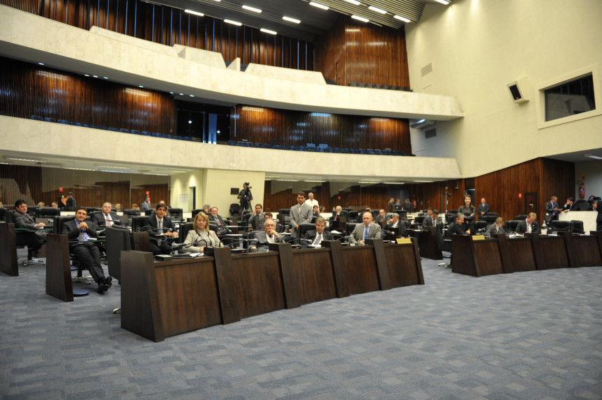 Parlamentares reunidos na sessão plenárias desta segunda (25)