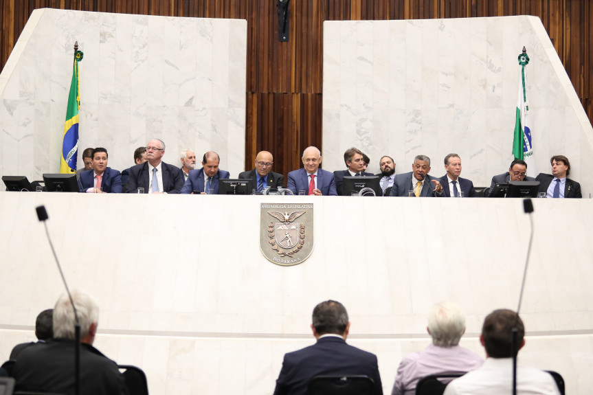 Audiência pública debateu os efeitos da fusão de municípios no Paraná. Parlamentares e representantes dos municípios aprovaram a Carta do Paraná, que reage às propostas federais que preveem extinção de cidades com até cinco mil habitantes.