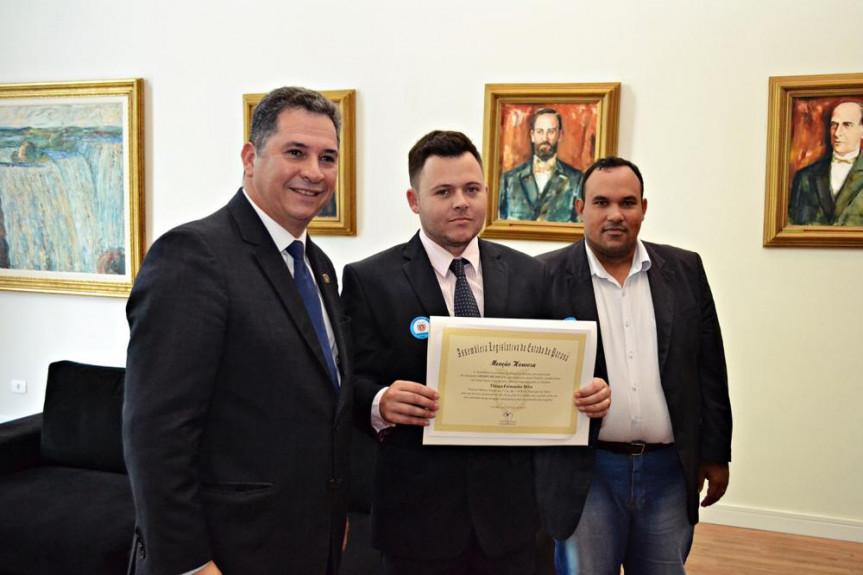 Deputado Gilson de Souza (PSC) entrega Menção Honrosa ao soldado Thiago Fernandes Brito.