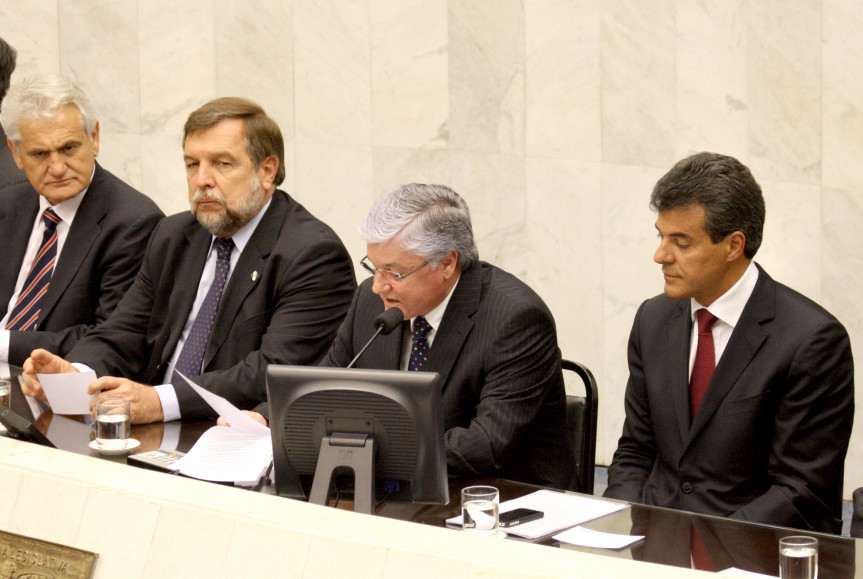 Presidente do Legislativo, deputado Valdir Rossoni (PSDB), durante a sessão de instalação do ano legislativo de 2012.