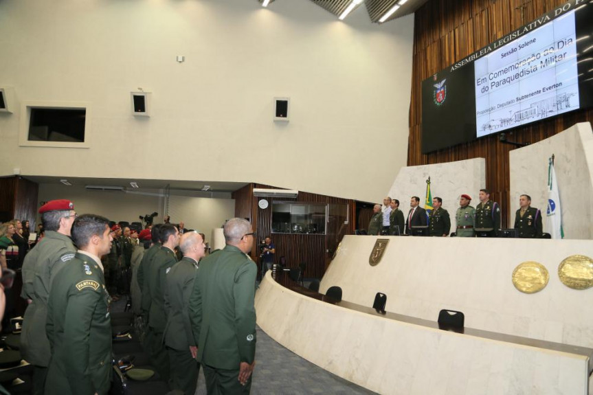 Sessão solene em comemoração ao "Dia do Paraquedista Militar".