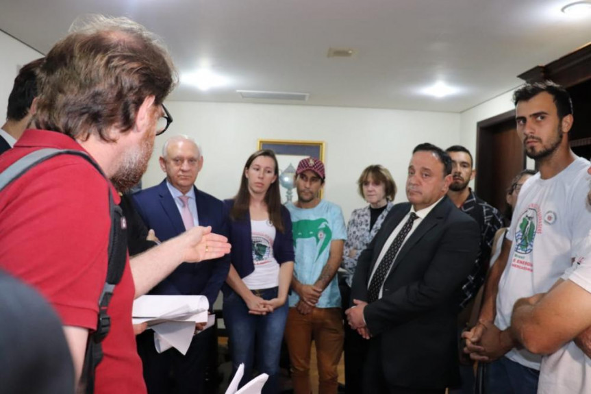 Lideranças do Movimento dos Atingidos por Barragens (MAB) se reúnem com deputados para falar da situação dos atingidos pela Usina do Baixo Iguaçu.