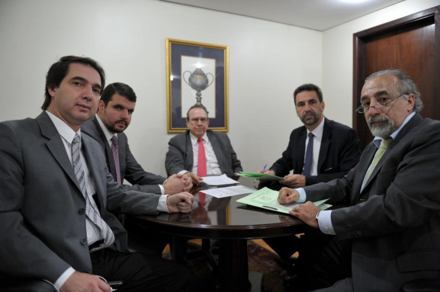 Da esquerda para a direita, deputados Wilson Quinteiro (PSB), Pedro Lupion (DEM), Jonas Guimarães (PMDB), Enio Verri (PT) e Rasca Rodrigues (PV).