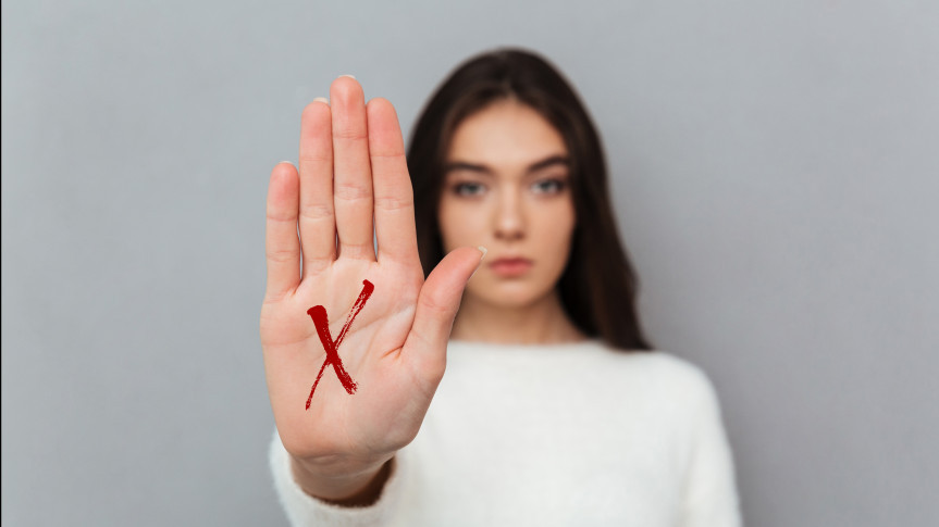 Sinal Vermelho: de acordo com a Lei 20.595/2021, mulheres em situação de violência doméstica ou familiar podem denunciar a condição e pedir ajuda expondo a mão com a marca de um “X” preferencialmente na cor vermelha.