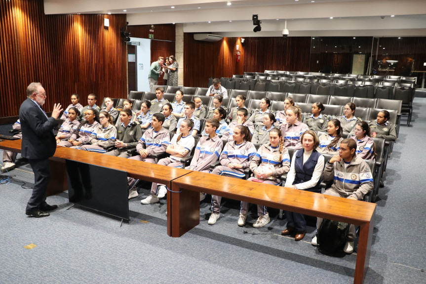 Alunos foram recebidos pelo deputado Tercilio Turini (MDB).