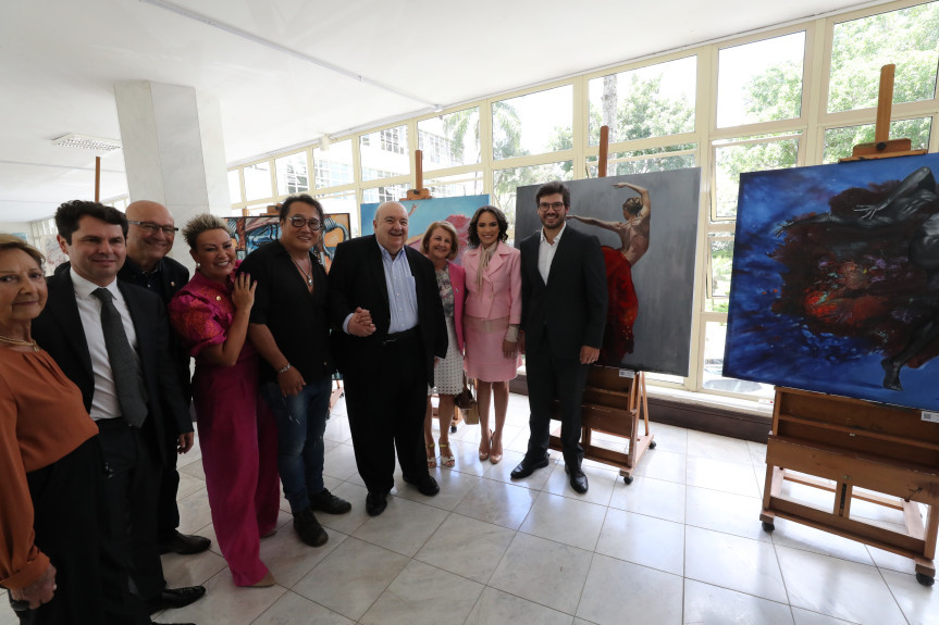 Ao lado de parlamentares e do artista, o prefeito de Curitiba se disse entusiasmado com a mostra artística.