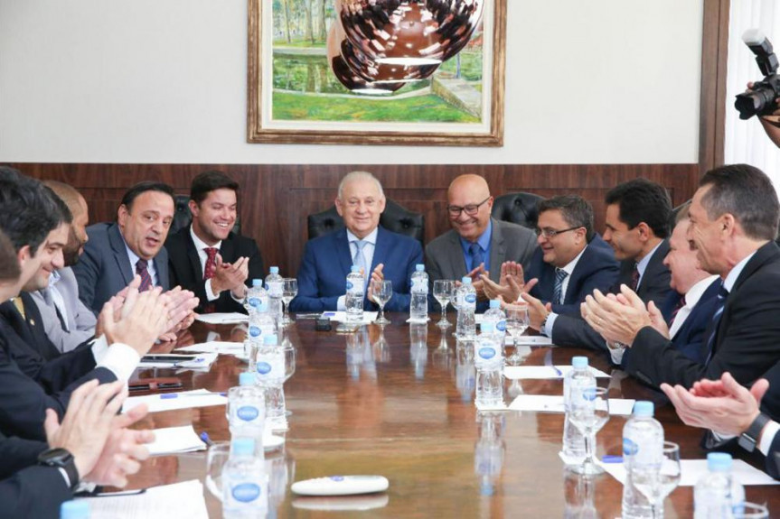 Presidente Ademar Traiano (PSDB) e o chefe da Casa Civil, Guto Silva, em reunião com os líderes das bancadas e blocos da Alep.