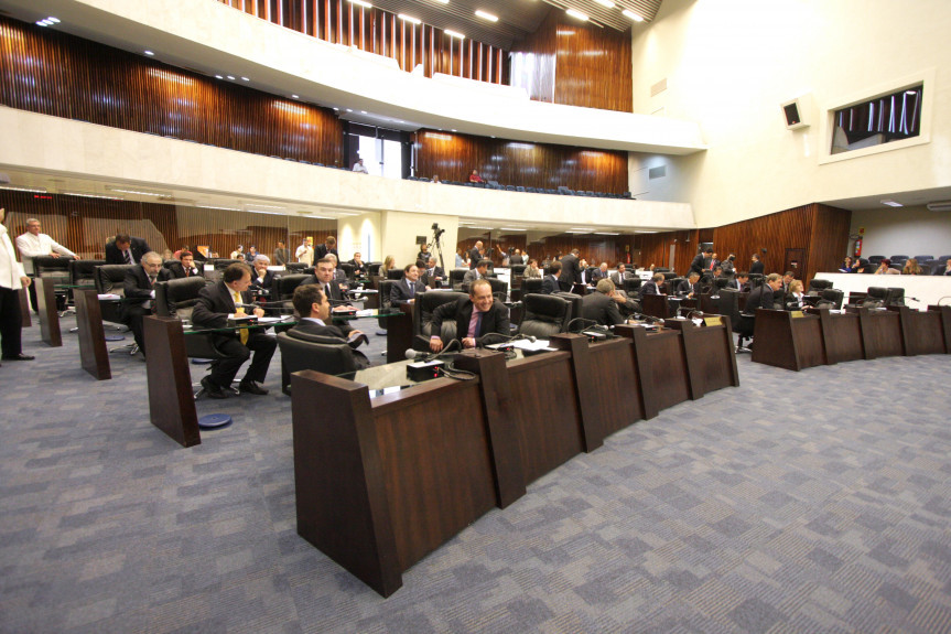 Deputados durante os trabalhos de Plenário.