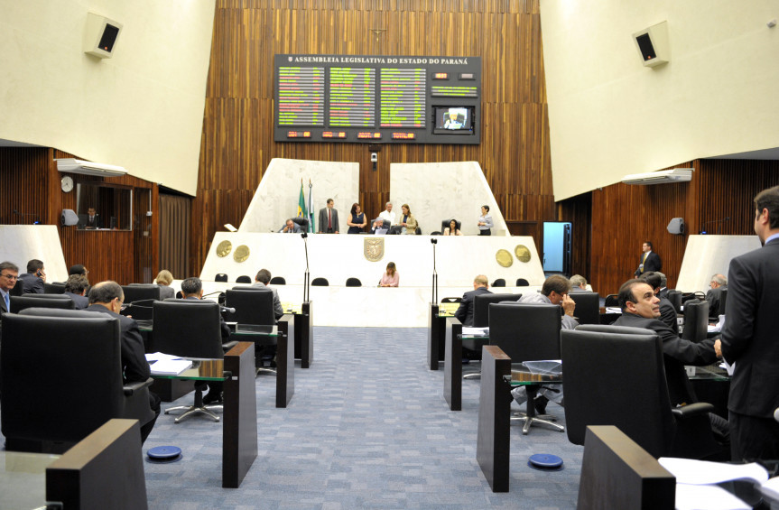 Deputados durante os trabalhos de Plenário.
