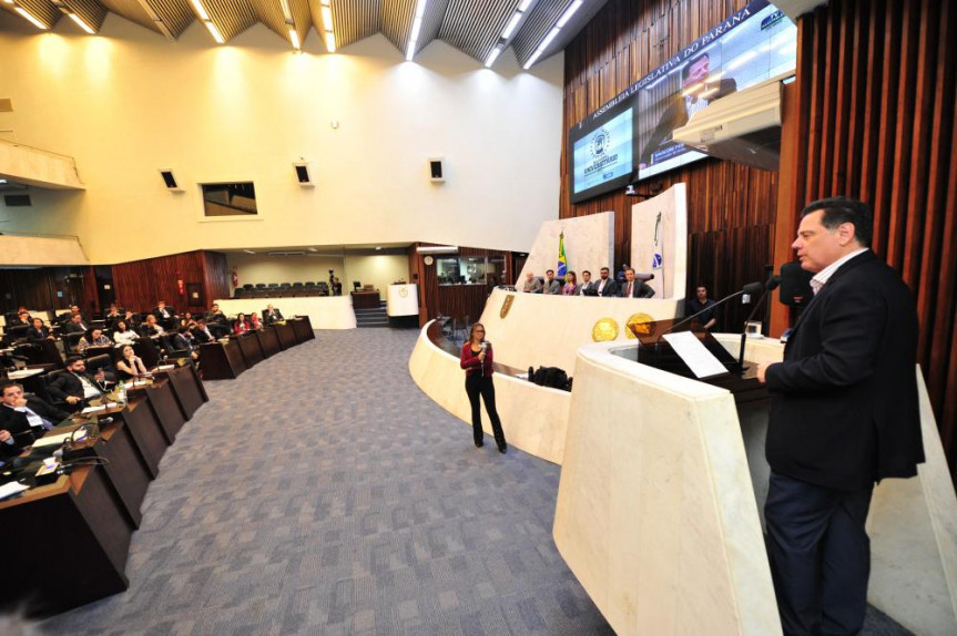 Governador de Goiás, Marconi Perillo, é sabatinado pelos deputados do Parlamento Universitário.