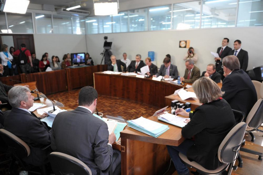 Parlamentares reunidos na última reunião ordinária da CCJ, dia 04 de junho.