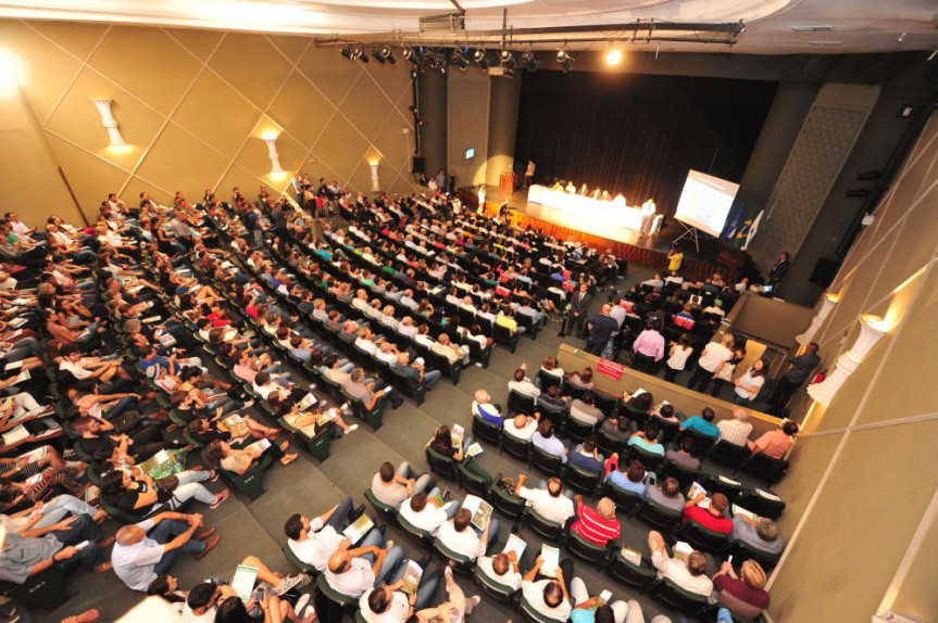 Audiência com debate democrático sobre os limites da Escarpa Devoniana lotou o Cine Teatro de Ponta Grossa .