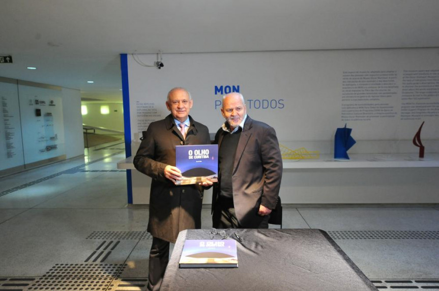 Presidente da Alep, deputado Ademar Traiano (PSDB), participou do lançamento do livro do fotógrafo Nani Góis que contra a história da construção do Museu Oscar Niemeyer (MON). 
