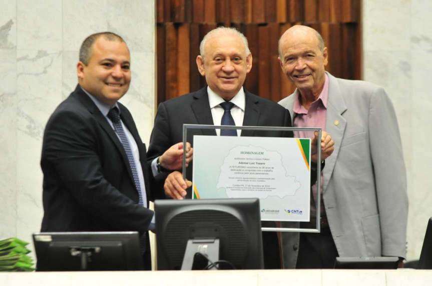 Presidente da Alep, Ademar Traiano é homenageado durante a sessão plenária desta terça-feira (27).