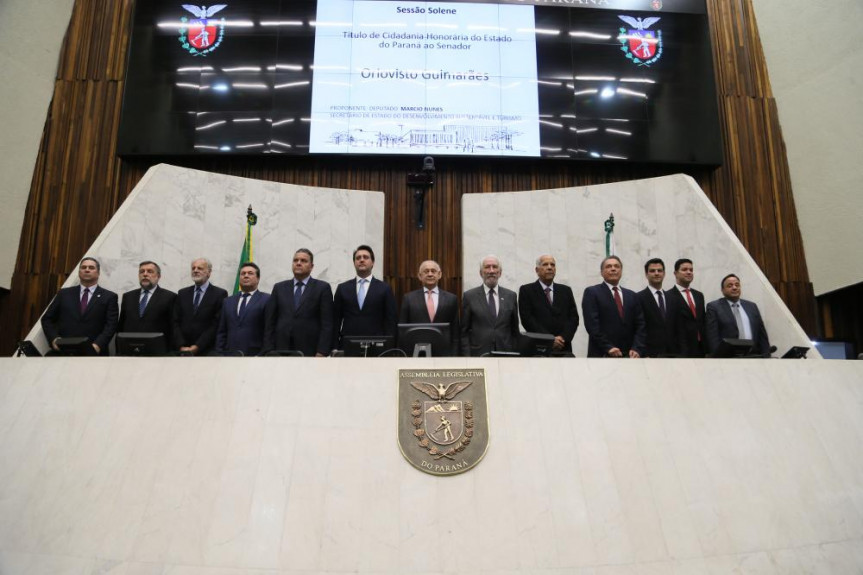 A entrega do título de Cidadão Honorário do Paraná ao senador Oriovisto Guimarães reuniu diversas autoridades do estado.