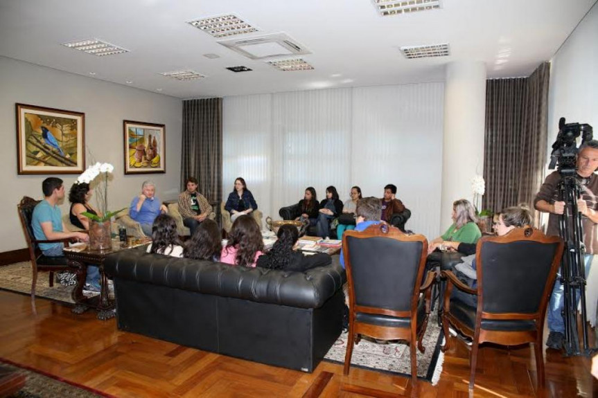 Alunos de Comunicação da Uninter, de Curitiba, visitam a Assembleia Legislativa e são recebidos pelo deputado Valdir Rossoni (PSDB) na Sala da Presidência.