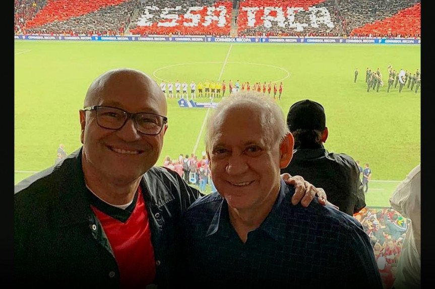 O presidente da Alep, deputado Ademar Traiano (PSDB), e o primeiro-secretário, Luiz Claudio Romanelli (PSB), acompanharam o primeiro jogo após o TJPR liberar venda de cerveja e chope nos estádios.