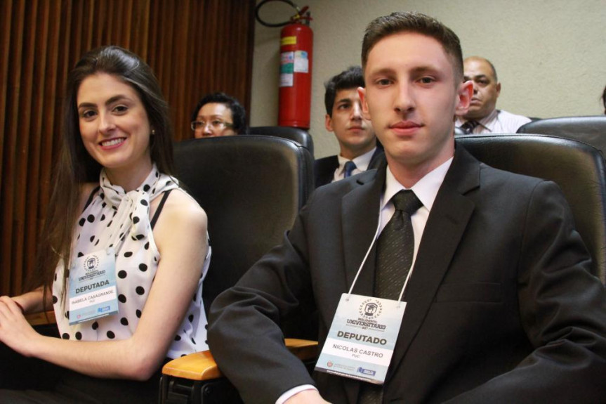 Isabela Casagrande e Nicolas Castro, deputados eleitos para o Parlamento Universitário 2017.