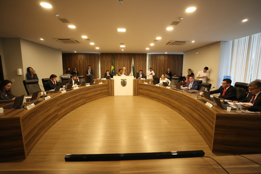 Deputados aprovam parecer favorável ao projeto que cria a Bancada Feminina na Assembleia Legislativa do Paraná.