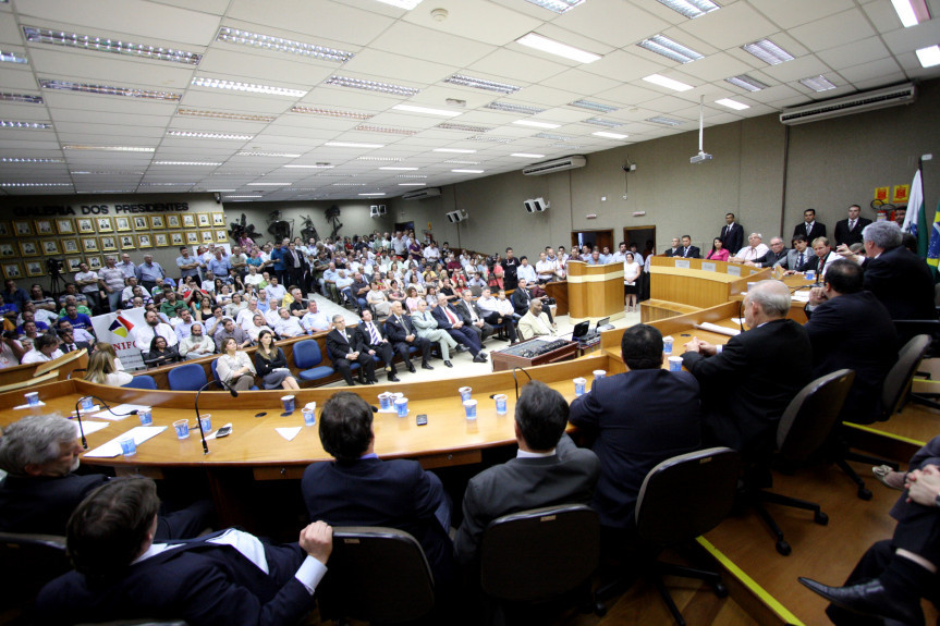 Vereadores, prefeitos, líderes comunitários, representantes de sindicatos, movimento estudantil, e a comunidade em geral lotaram o plenário da Câmara Municipal de Foz do Iguaçu, durante sessão de interiorização. 