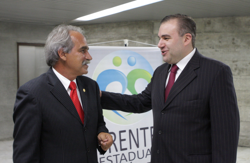 Presidente do Conselho Federal de Medicina, Roberto D'Ávila, recebe os cumprimentos do deputado Ney Leprevost (PSD).