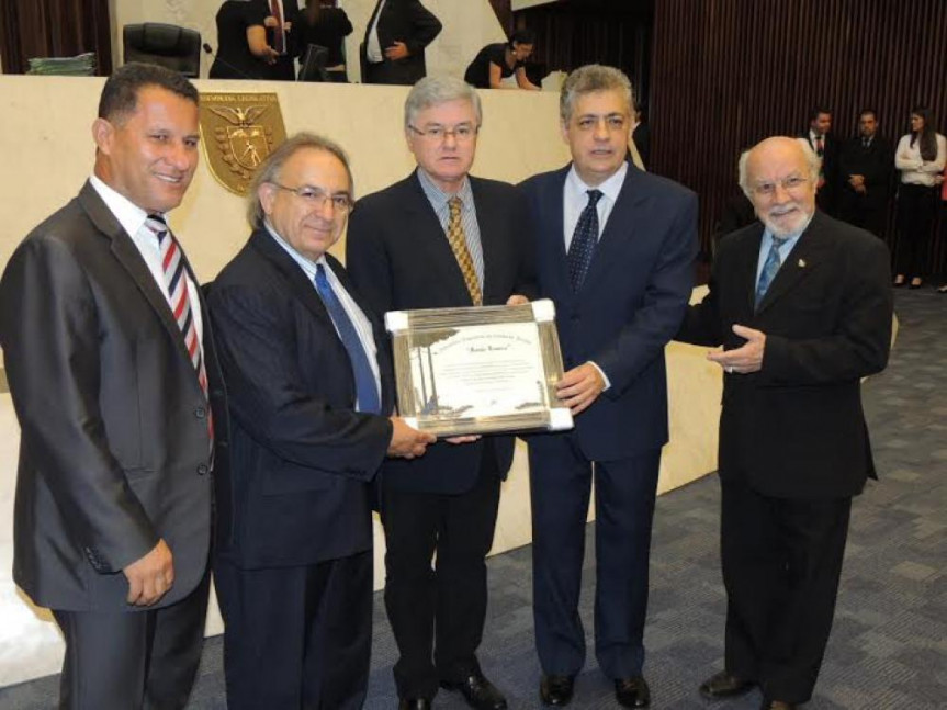Da esquerda para a direita, deputado Adelino Ribeiro, roteirista e diretor Manaoos Aristides, deputados Rossoni e Péricles de Mello e o ator Emílio Pita.
