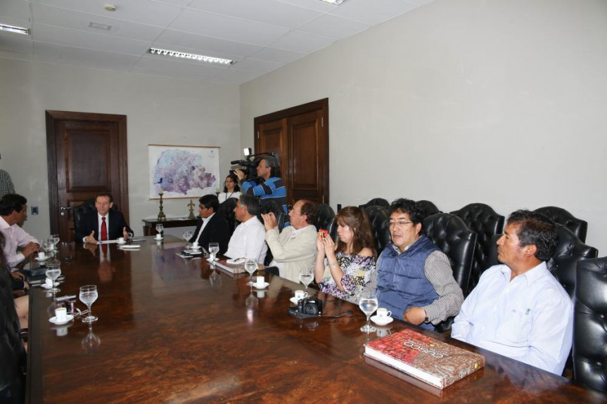 Comitiva de Cusco visita a Assembleia Legislativa e é recebida pelo deputado Professor Lemos (PT).
