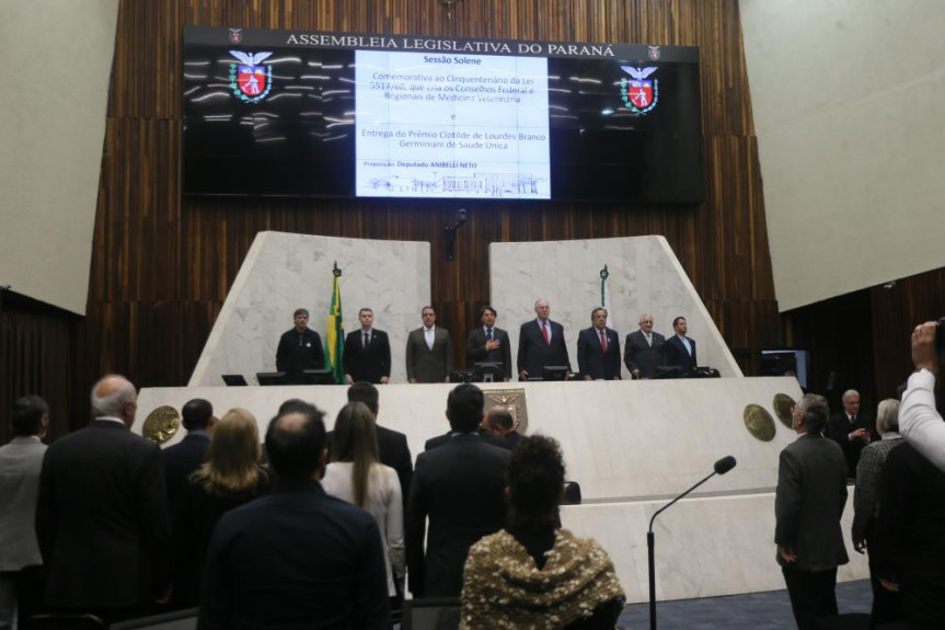 Sessão solene homenageia o cinquentenário da Lei 5517/68, que cria os Conselhos Federal e Regionais de Medicina Veterinária e entrega do prêmio Clotilde de Lourdes Branco Germiniani de Saúde Pública.