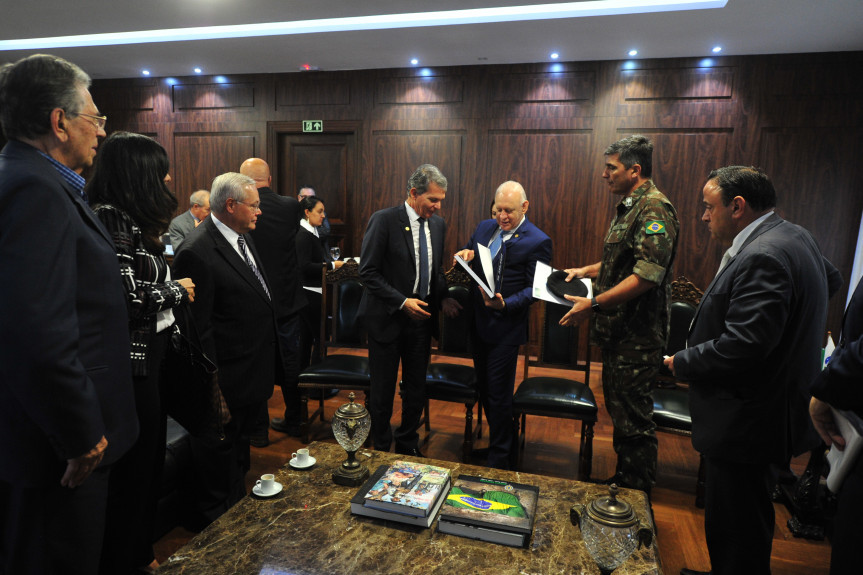 Diretor-geral brasileiro da Itaipu Binacional, General Joaquim Silva e Luna, é recebido pelo presidente Traiano e o primeiro secretário Romanelli