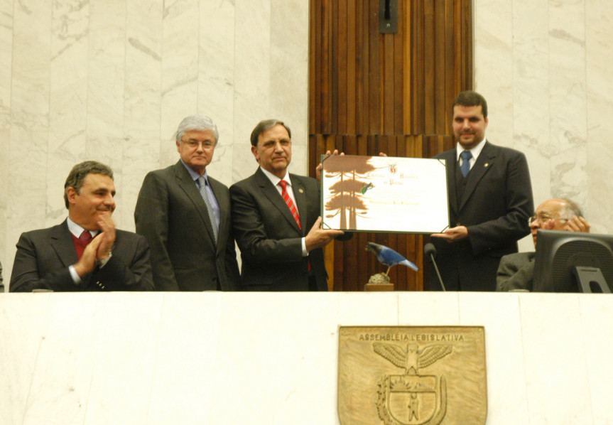 Proposto pelo deputado Pedro Lupion (DEM), o desembargador João Kopytowski recebeu o título de Cidadão Honorário do Estado.