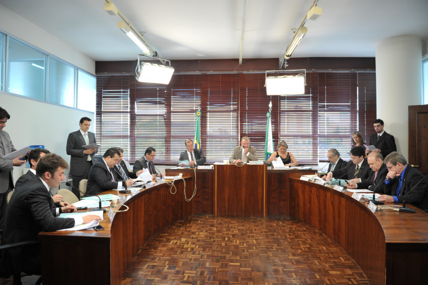 Parlamentares reunidos em votação na CCJ