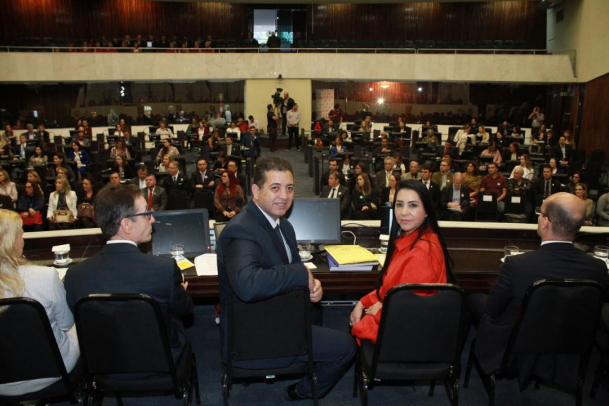 O presidente da Criai, deputado Cobra Repórter (PSD) e a vice-presidente, deputada Cantora Mara Lima (PSC) na audiência publica sobre adoção e apadrinhamento afetivo.