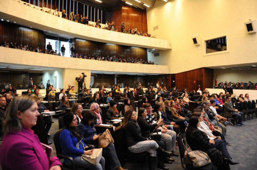 Primeiro "Concurso de Redação da Assembleia Legislativa do Paraná" está em fase final. 