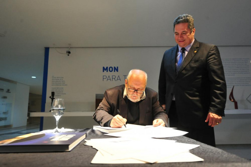 Segundo secretário da Alep, deputado Gilson de Souza (PSC), participou do lançamento do livro do fotógrafo Nani Góis que contra a história da construção do Museu Oscar Niemeyer (MON). 