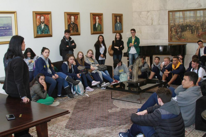 Estudantes do Colégio Sesi, da cidade de Pinhais, conhecem um pouco sobre a história da Assembleia Legislativa e do Paraná no Salão Nobre.