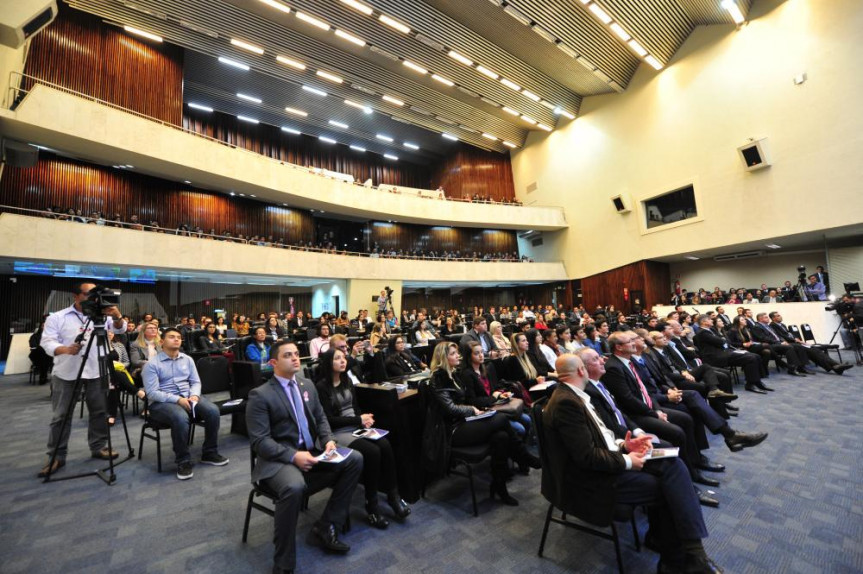 Parlamento Universitário 2017, lota plenário e galerias de estudantes universitários.