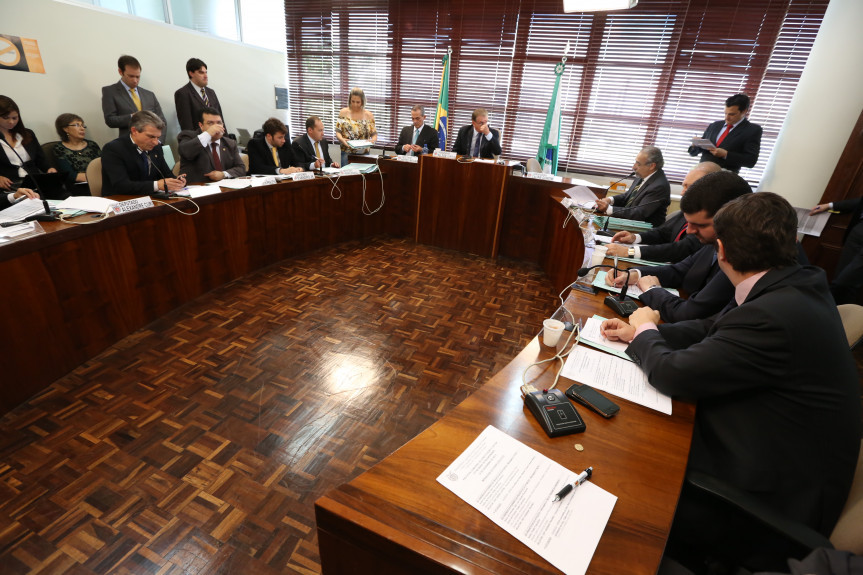 Parlamentares em reunião na CCJ