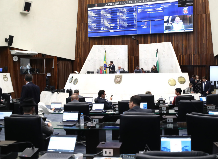 O projeto de lei 299/2024, disciplina o quadro de pessoal comissionado do Poder Legislativo, consolidando normas, estabelecendo atribuições, responsabilidades e denominação, além de fixar remuneração e criar o Conselho Gestor de Governança e de Pessoal.