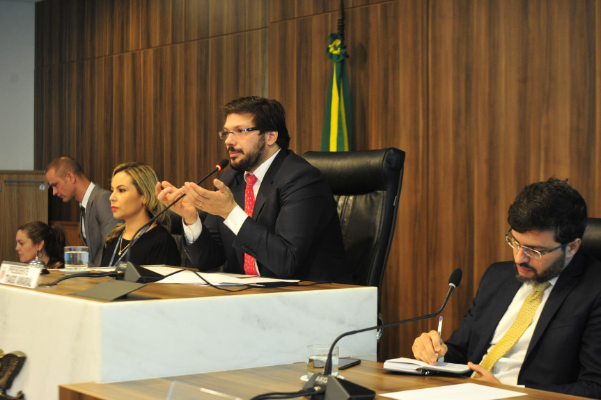 Deputado Tiago Amaral, presidente da Comissão de Revisão e Consolidação Legislativa, realizou um debate para discutir as atuais leis ambientais para torna-las mais assertivas.