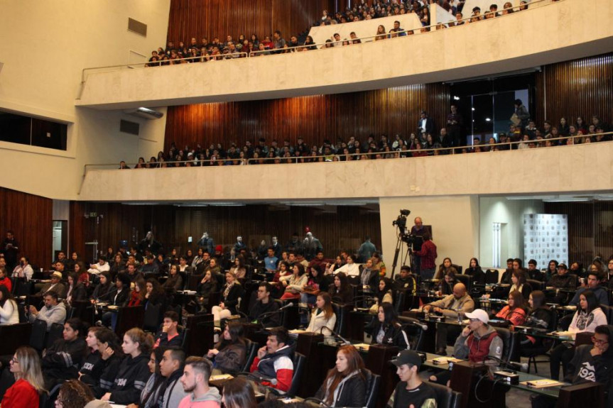 Mais de 700 estudantes da rede estadual devem lotar o plenário da Alep para mais uma Aulão do ENEM que será realizado no dia 13 de agosto.