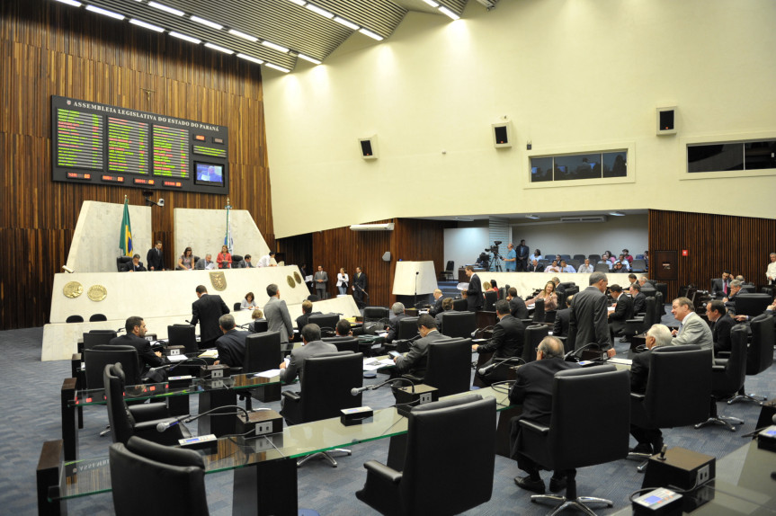 Parlamentares reunidos em sessão plenária