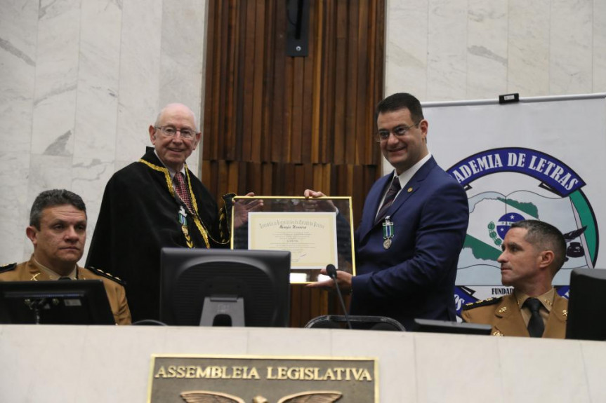 Deputado Alexandre Amaro homenageou o primeiro ano da Academia de Letras dos Militares Estaduais do Estado do Paraná.