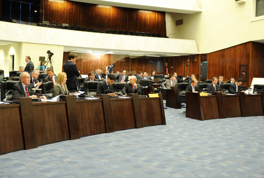 Deputados durante os trabalhos em Plenário.