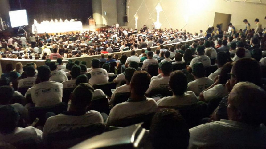 A audiência pública lota as instalações do Cine Teatro Ópera, em Ponta Grossa.